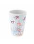 Zoom sur la tasse avec les personnages et motifs bleu et rouge