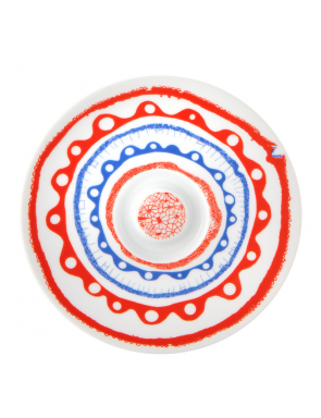 Zoom sur la soucoupe avec des anneaux rouge et bleu