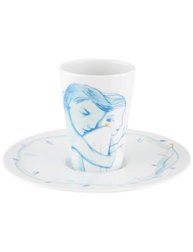 Tasse avec dessus deux personnes qui se font un câlin, dessin bleu clair