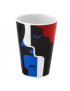 zoom sur la tasse on voit deux personnes se faire un bisous  l'homme en bleue t la femme en rouge