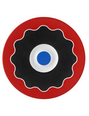 Sur la soucoupe rappelle de couleurs rouge, noir, et bleu