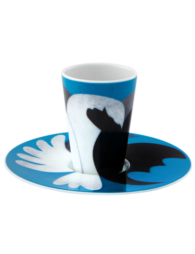 Tasse et soucoupe aux motifs blanc, noir et gris avec un fond bleu