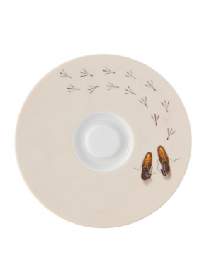 Soucoupe dans les ton crème avec dessus dessiné des petites chaussures et des traces de pas
