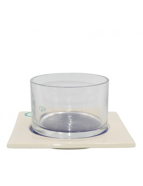 bol en verre  sur son assiette