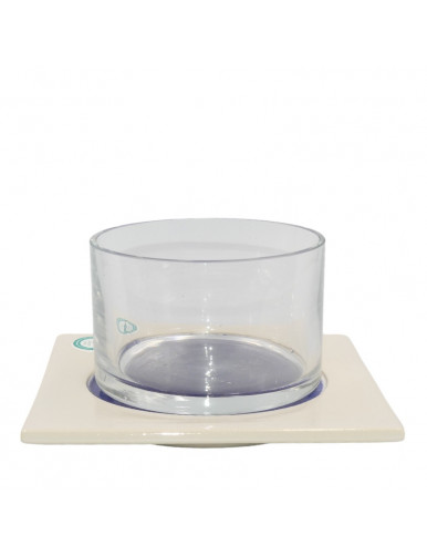 bol en verre  sur son assiette