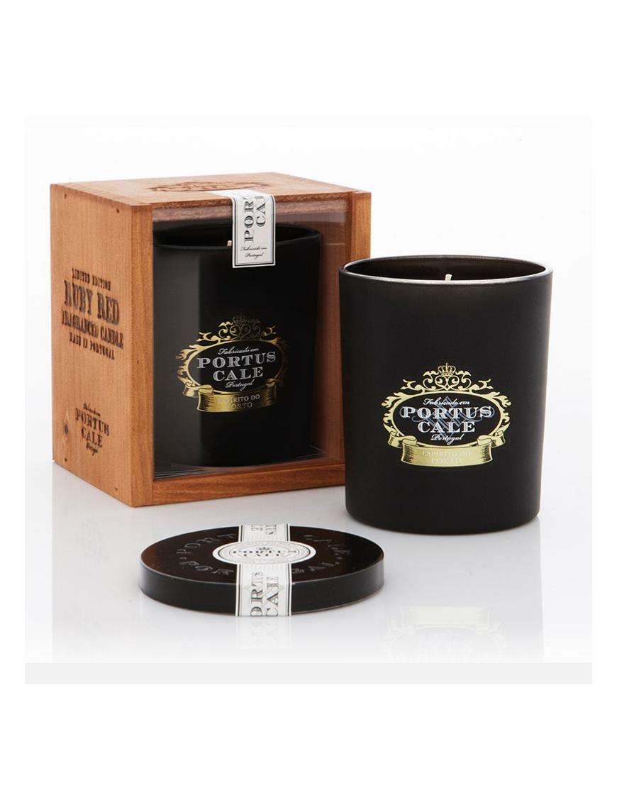 Bougie Ruby red dans la collection Portus Cal de Catselbel aux raisins et baies rouges dans un écrin noir mate