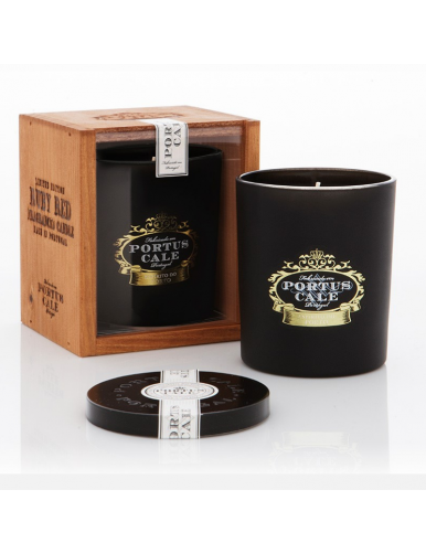 Bougie Ruby red dans la collection Portus Cal de Catselbel aux raisins et baies rouges dans un écrin noir mate