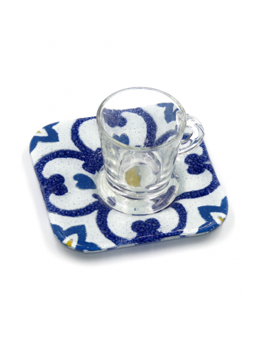 Tasse en verre sur sa soucoupe en verre vitrofusion