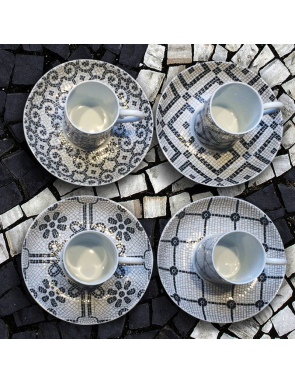 Lot des 4 tasses de la collection Calcada Portuguesa motif en noir et blanc  sur fond blanc et noir