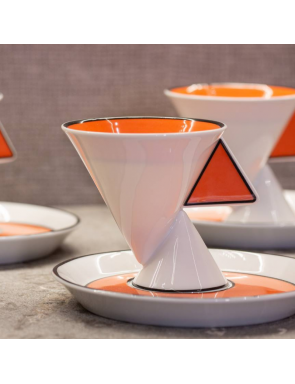 Zoom sur les tasses Jazz qui sont blanche et orange et de forme triangulaire