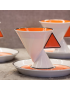 Zoom sur les tasses Jazz qui sont blanche et orange et de forme triangulaire